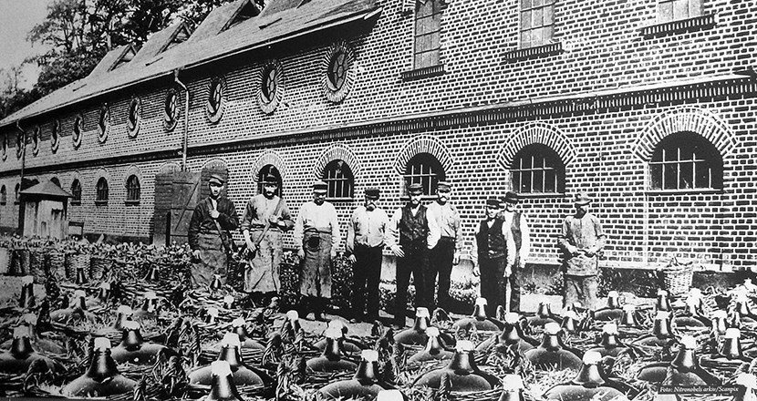 Foto på arbetare framför Alfred Nobels fabrik i Vinterviken. Fotografi. 