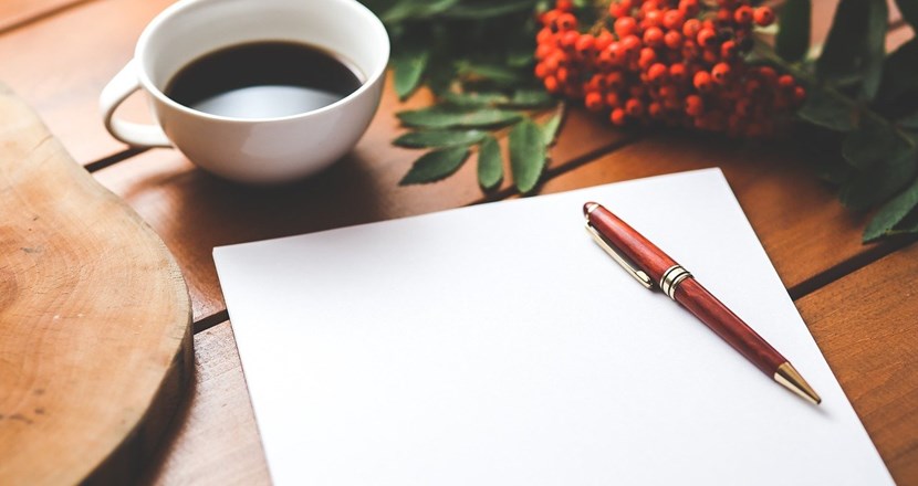 En kaffekopp bredvid ett block och en penna. Foto. Bild. pixabay.com.