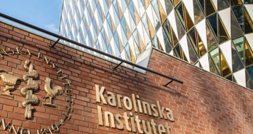 Fasad med skylt vid Karolinska Institutet i Solna.
