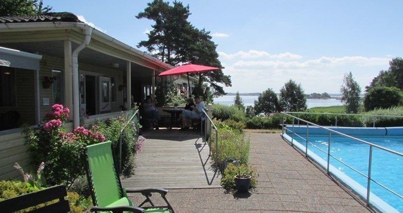 Strannegården, Onsala, med tillgång till pool och sittplatser med utsikt mot havet