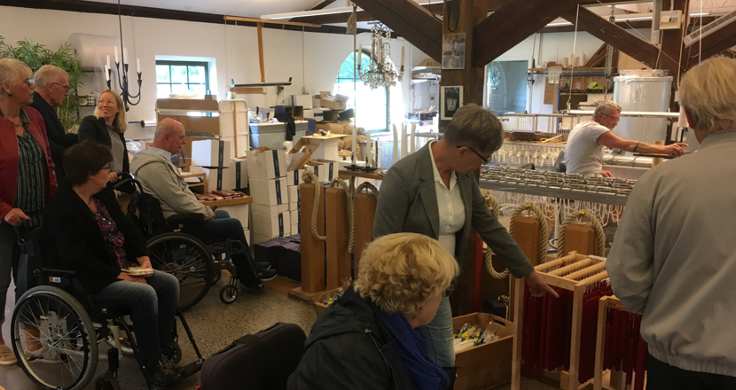 Bussresenärer i ljusbutik.