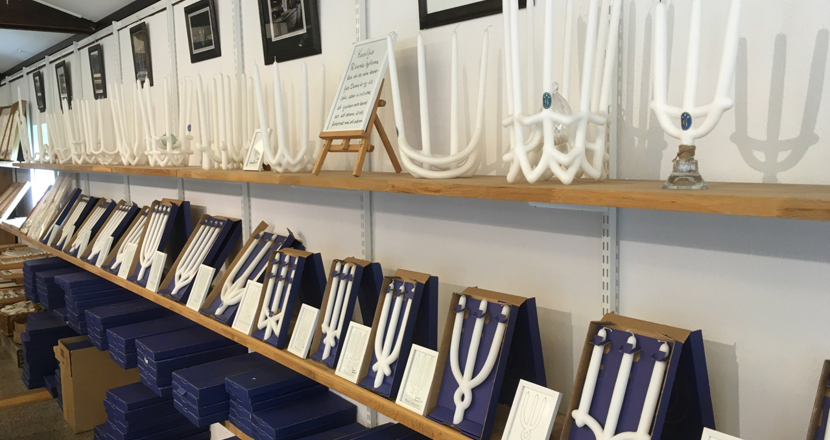 Hyllor på vägg med olika utförande av stearinljus.