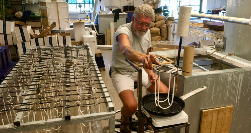 Man som stöper ljus.