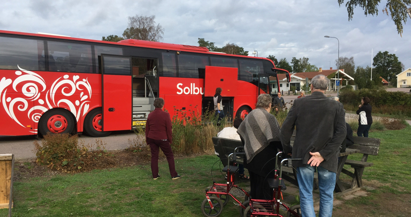 Solbussen. Fikapaus i Timmernabben.