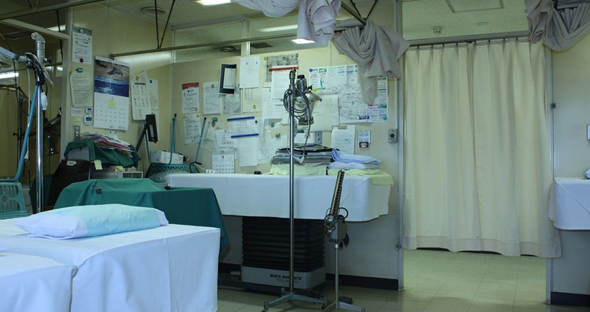 Bild på ett rörigt operationsrum