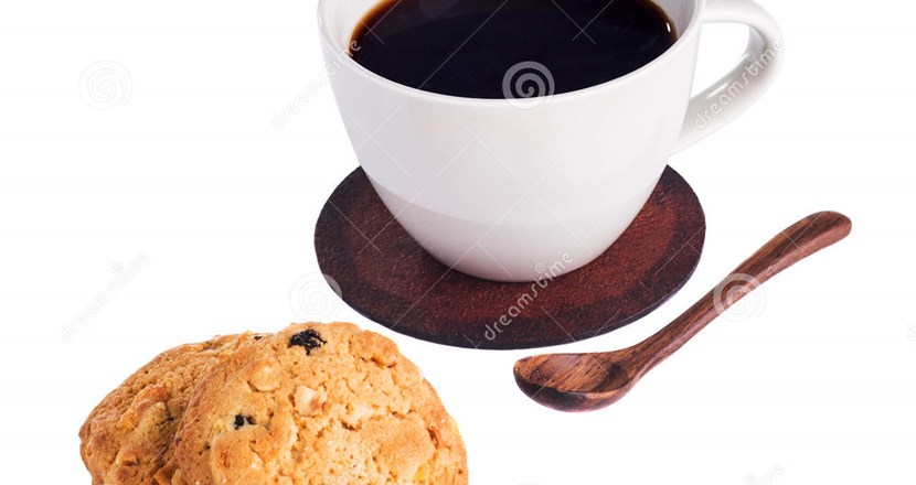 Kaffekopp på fat med sked och kaka
