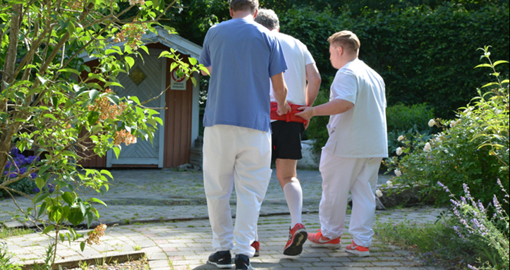 Person får fysioterapeutledd rehabilitering för att lära sig gå efter en stroke. Foto Håkan Sjunnesson