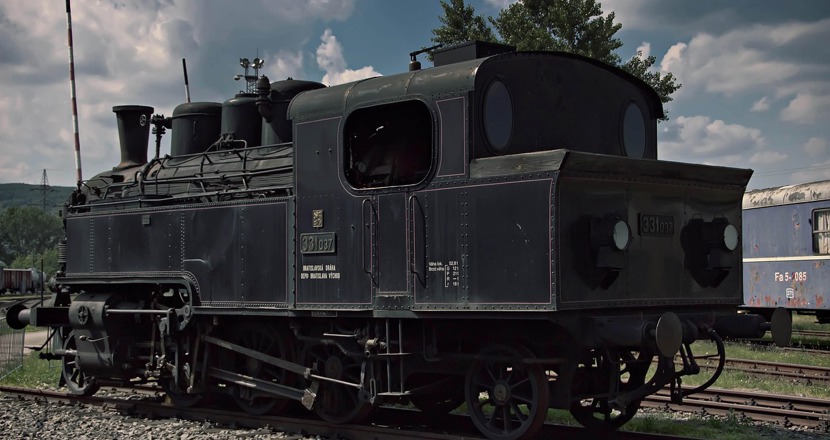 Ett gammalt svart lok med en molnig himmel i bakgrunden. Foto.