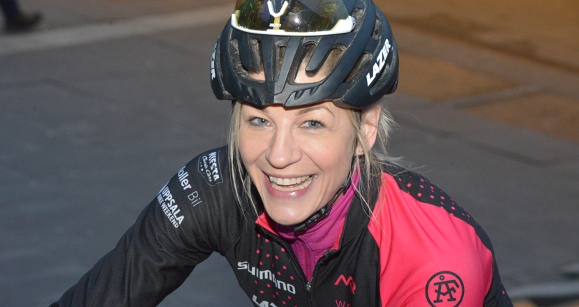 Närbild på Camilla i cykelhjälm. Foto.