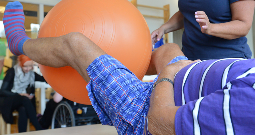 Rehabträning med pilatesboll. Foto.
