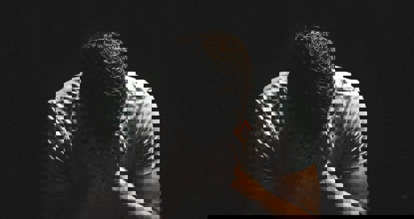 Ledsen man med händerna nervänt i ansiktet. foto. Pixabay.