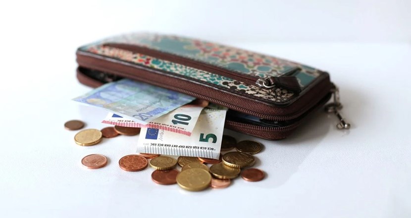 En plånbok med pengar i. Foto.