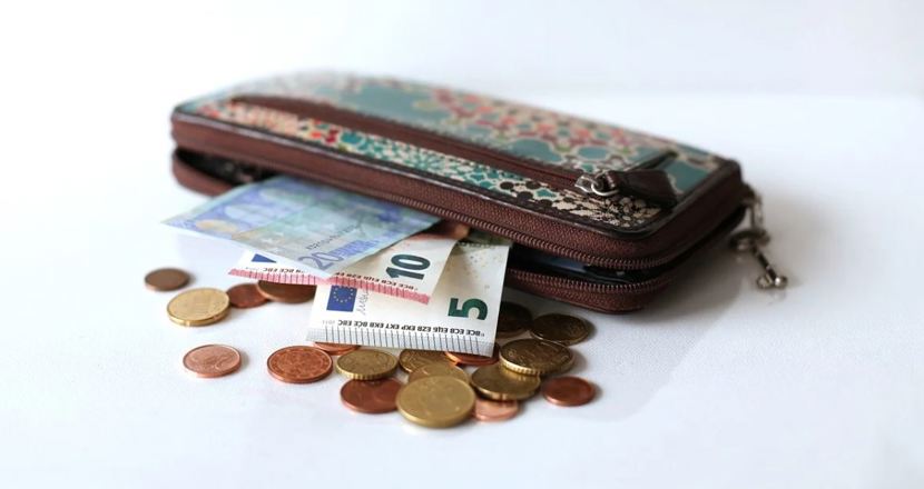 En plånbok med pengar i. Foto.