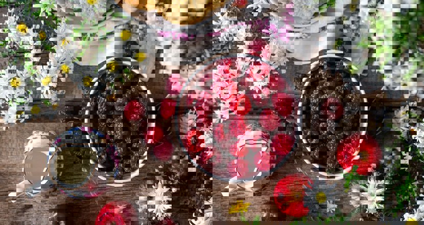 En kopp med hallon. Foto.