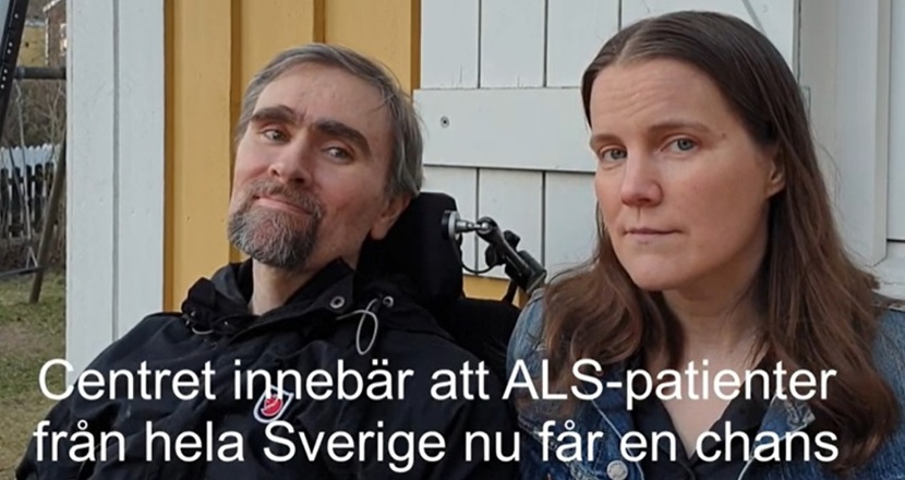 Sebastian och Kristin utanför ett gult trähus. Foto.