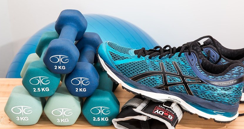 Träningsprylar: vikter, skor m.m. i blått. Foto: pixabay.com.