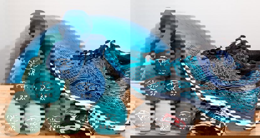 Träningsprylar: vikter, skor m.m. i blått. Foto: pixabay.com.