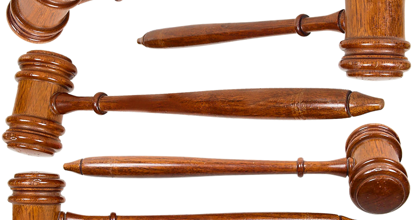 Fem stycken ordförandeklubbor i trä. Bild.