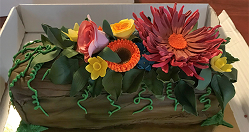 En chokladstubbe garnerad med blommor, den blommiga stubben som serverades på kansliet.