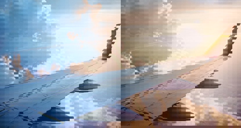 Utsikt över en flygplansvinge i luften. Foto.