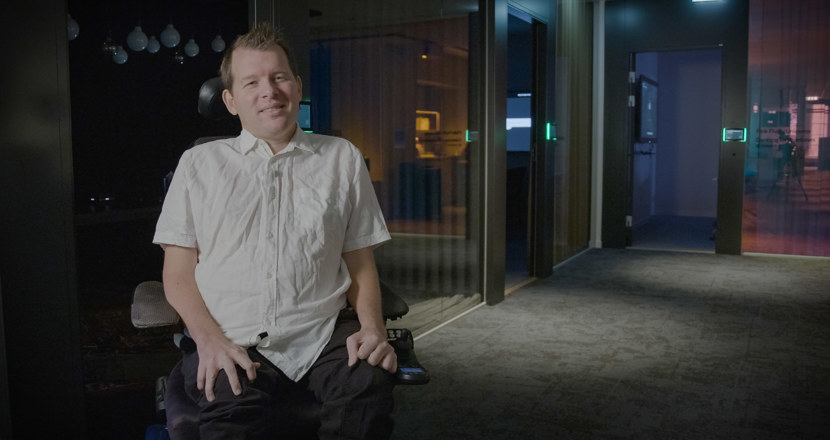 Ludvig Strigeus i sin rullstol i en mörk korridor. Foto.