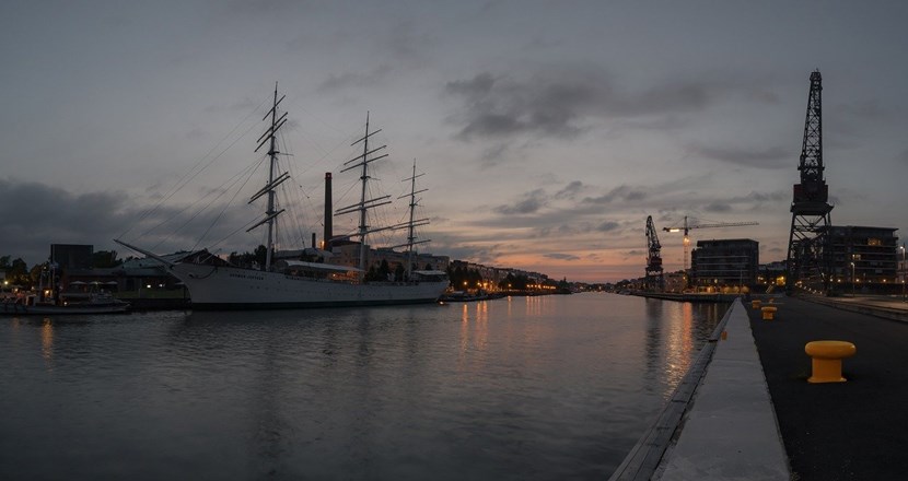 Kvällsbild från Åbo hamn med ett segelfartyg i fokus. Foto.