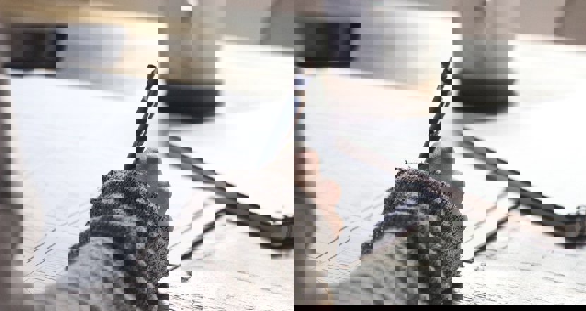 En skrivande hand. Bild Pixabay.com.