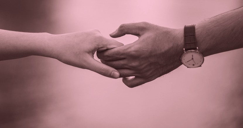 En kvinnas och en mans händer om håller löst i varandra.