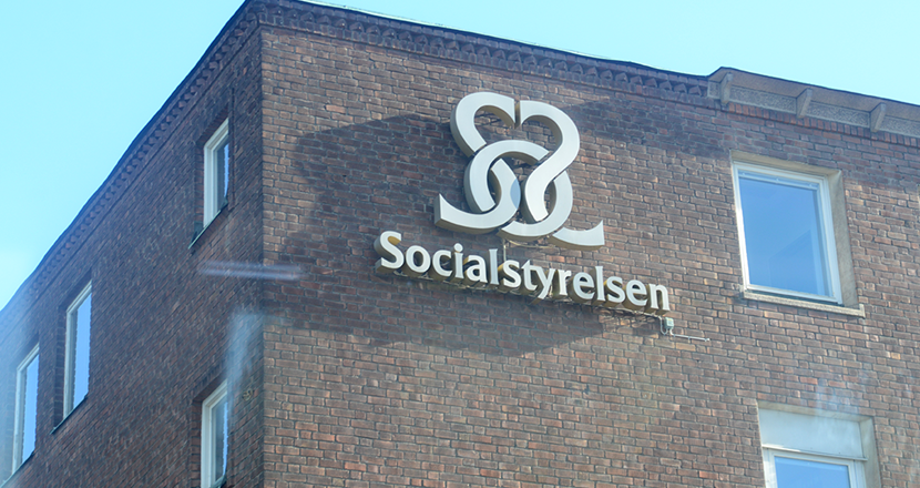 En husgavel med Socialstyrelsens logotype. Foto.