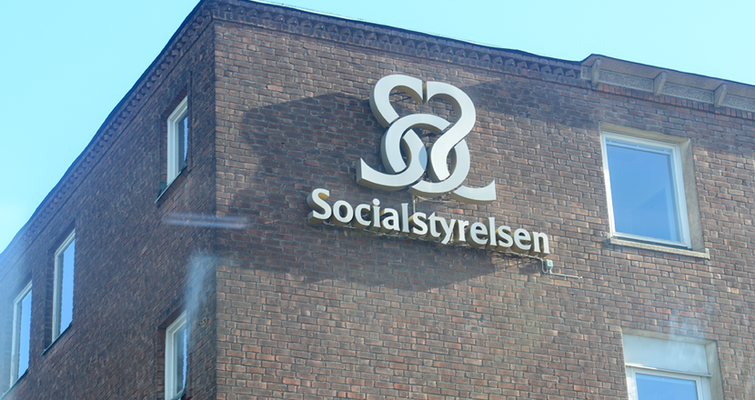 En husgavel med Socialstyrelsens logotype. Foto.
