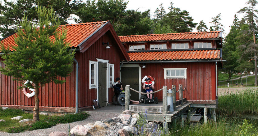 Rött båthus nere vid vattnet vid Mättinge fritids- och rekreationsanläggning. Bild Mättinge.