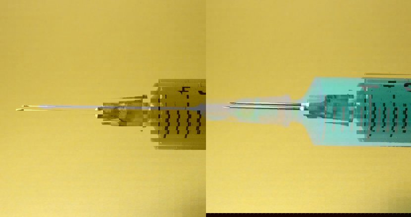 Spruta med injektionsnål. Foto.