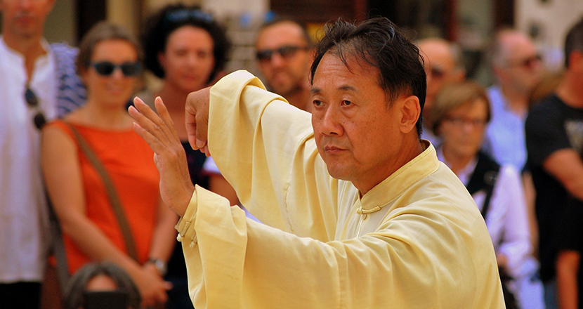 Fotografi. Man som utför Qigong. 