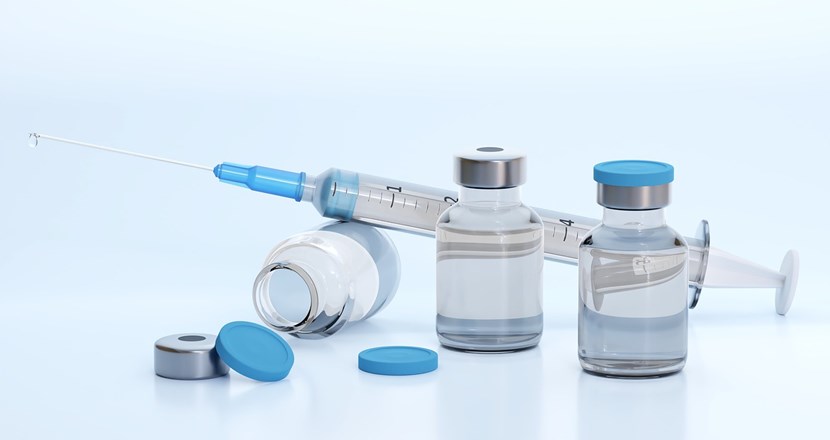 Vaccinflaskor och en injektionsspruta. Foto.