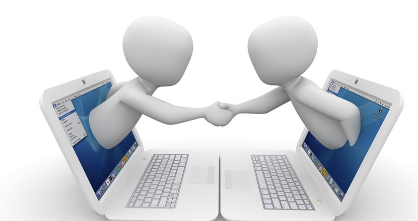 I år möts vi digitalt! Två datorer som tar i hand. Bild: pixabay.com.