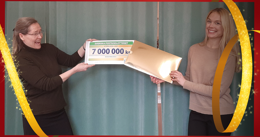 Kristina Niemi och Jenny Höglund öppnar ett stort kuvert med en check på 7 miljoner. Foto.