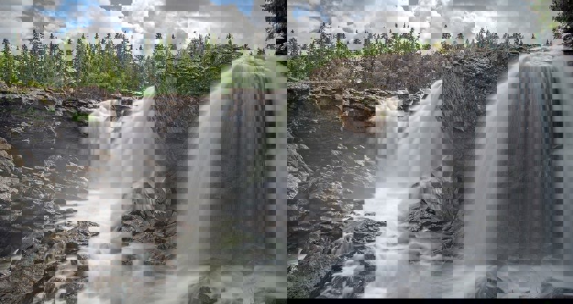 Ett vattenfall i svenska fjällen. Foto.