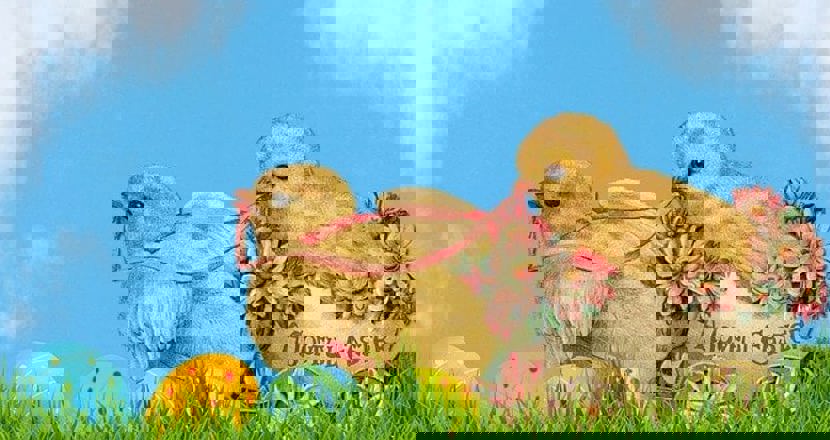 Vi önskar er alla en Glad Påsk från styrelse och personal med en bild av två påskkycklingar. Bild: pixabay.com.