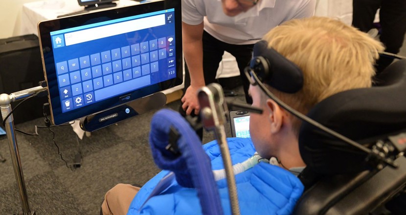 En person vid en dator med ögonstyrning. Foto.