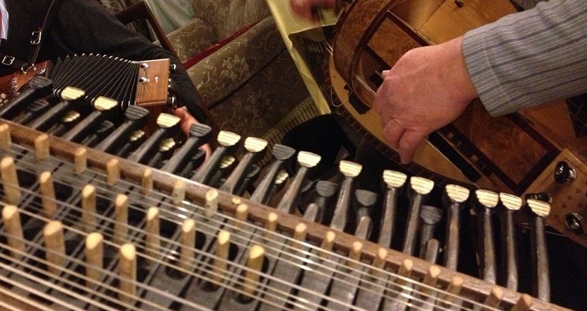 Vårkonsert med folkmusik och nyckelharpa! En bild med en hand som spelar. Foto: Catherine Chandler. pixabay.com.