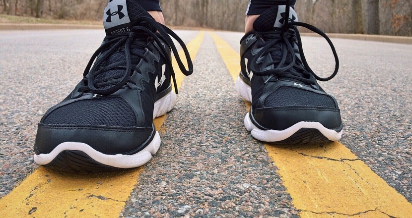 Medlemsmöte om vikten av rörelse! En bild på två fötter i svarta träningsskor. Bild: pixabay.com.