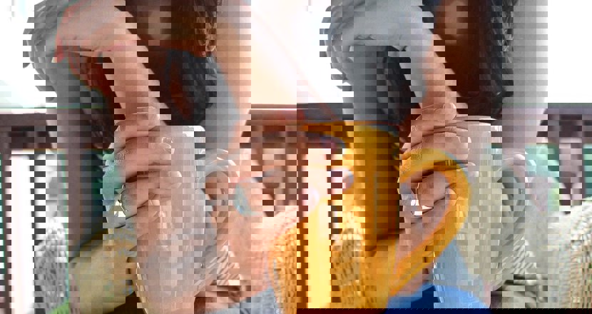 Caféträff med diakon Kathy Blomqvist på innergården! En bild på en gul mugg. Bild: pixabay.com.