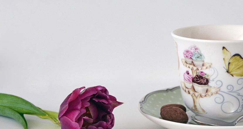 En tulpan, en kaffekopp och några kaffebönor.