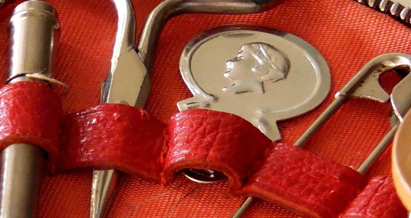 Var med i handarbetsklubben online! Rött handarbetsetui med sax, säkerhetsnål, m.m. Foto.