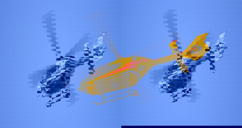 En helikopter i luften. Foto.