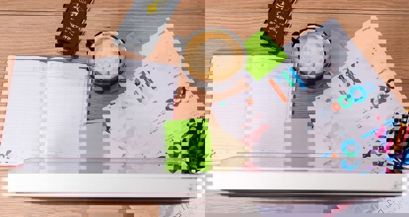 Skrivbord med kalender, papper, mobil och en kopp kaffe. Foto: Pixabay 