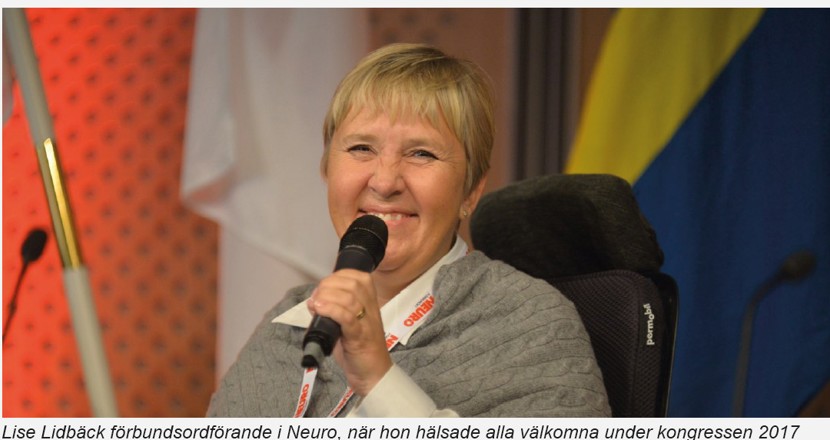 Lise i talarstolen. Foto.