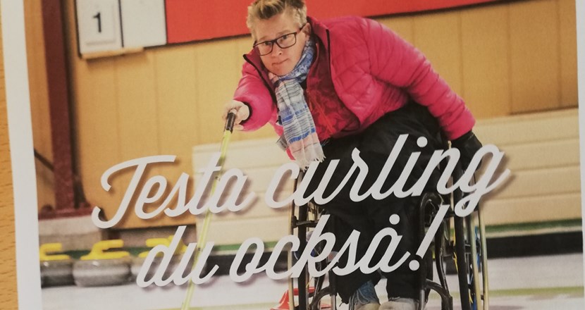 Inbjudan till att testa rullstolscurling med en bild på en kvinna i rosa täckjacka och rullstol som spelar rullstolscurling. Foto: Eva Eiler..