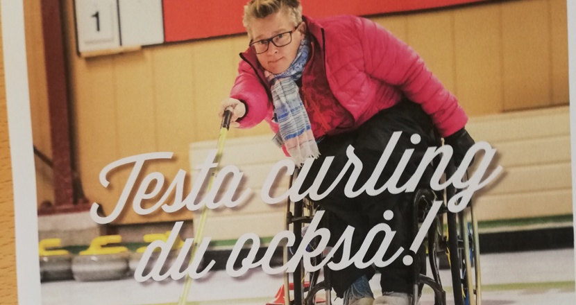 Inbjudan till att testa rullstolscurling med en bild på en kvinna i rosa täckjacka och rullstol som spelar rullstolscurling. Foto: Eva Eiler..