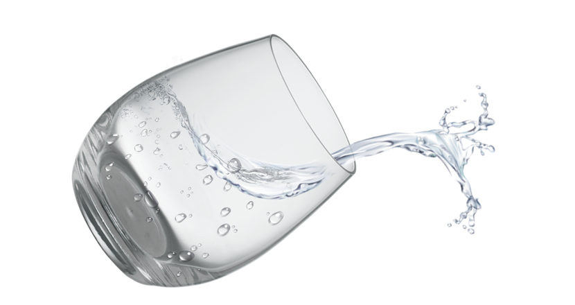 Ett glas med vatten som skvimpar ut. Foto.